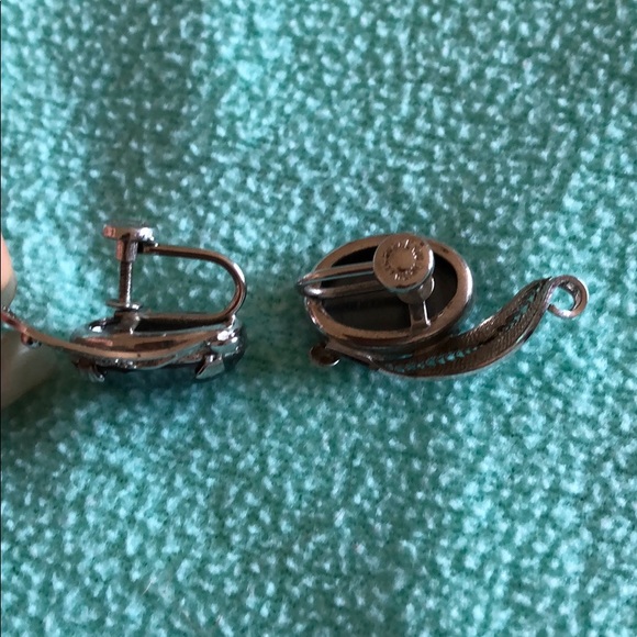 Vintage Sorrento screw on Silver/hematite earring - Picture 4 of 7